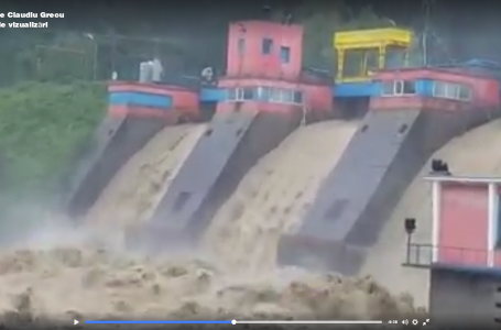 Clip viral pe facebook! Imagini spectaculoase cu deversările de la barajul Bâtca Doamnei (video)