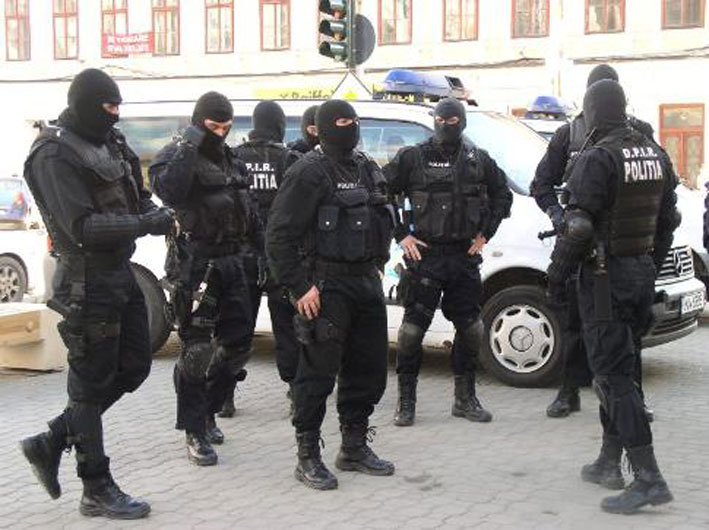 Cinci scandalagii din Roman și Iași au fost reținuți de polițiștii din Neamț