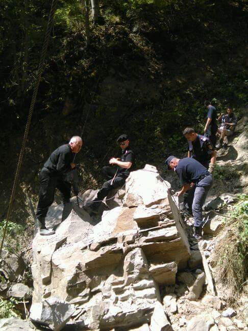 Un bloc de piatră a fost detonat de ISU Neamț la Izvorul Muntelui!