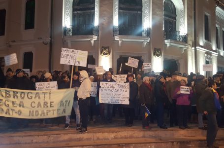 FOTO-GALERIE O mie de oameni protestează iar în centrul municipiului Piatra Neamţ! Primarul Dragoş Chitic a ieşit a doua seară consecutiv la protest!
