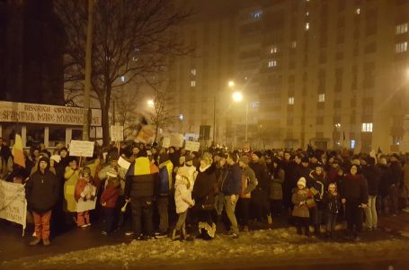Peste 2.000 de oameni participă la marșul de protest din Piatra Neamț! Se cere demisia Guvernului PSD-ALDE!