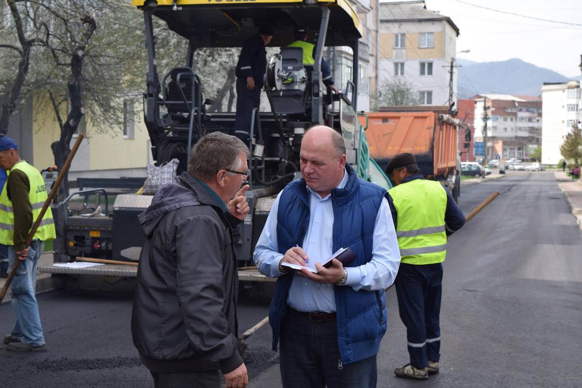 Primarul Dragoș Chitic: ”Ne vom îndeplini obiectivul de a avea un oraș cu toate străzile asfaltate!”