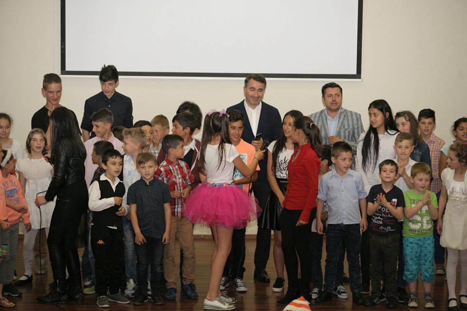 FOTO-GALERIE Spectacol pentru copiii din centrele de plasament, organizat la inițiativa președintelui CJ, Ionel Arsene și a prefectului Vasile Panaite