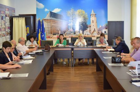 Viceprimarul Luminița Vîrlan și managerul TT-ului, Gianina Cărbunariu s-au întâlnit cu directorii școlilor din Piatra-Neamț