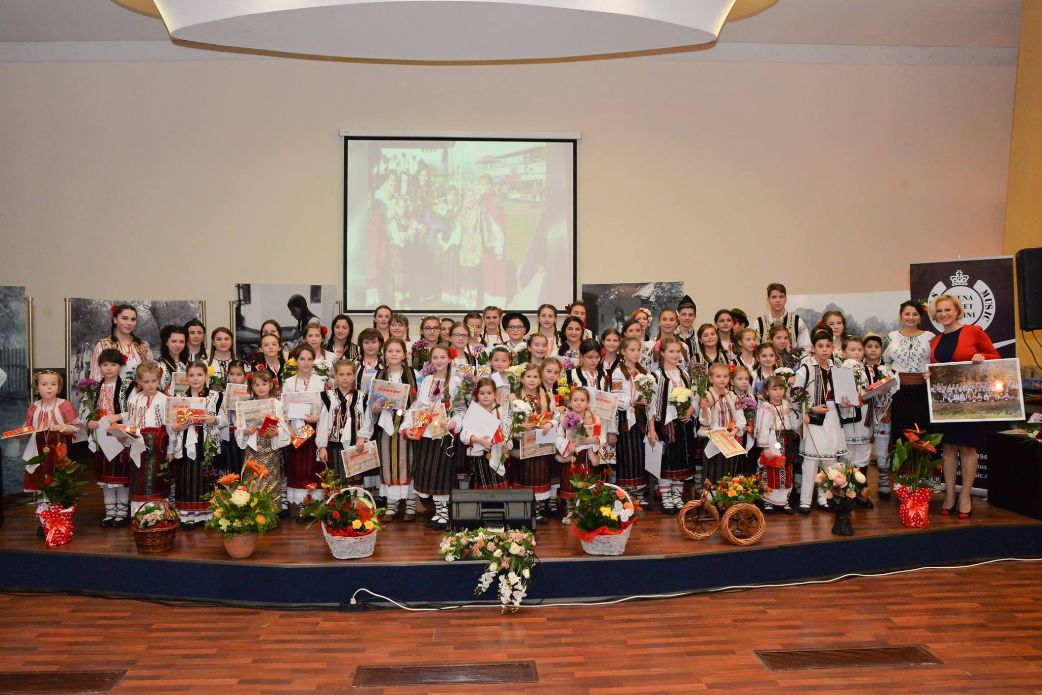 Primul CD al clasei de canto populară a Centrului pentru Cultură şi Arte “Carmen Saeculare” (foto-galerie)