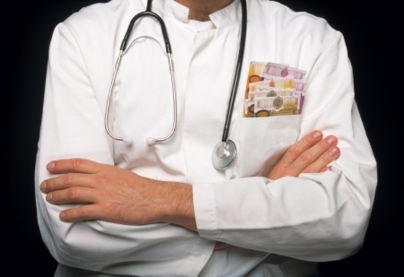 Ministrul Sănătății: ”Doar 2 la sută dintre medicii din spitale cer șpagă”. Tu ce părere ai?