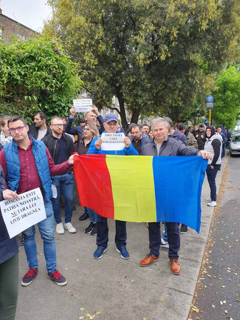 Zeci de mii de români din Diaspora stau la coadă ca să voteze (fotogalerie)