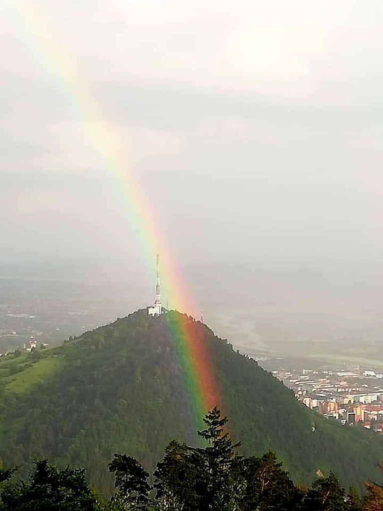 Poza zilei: curcubeu răsărit din releul de pe Pietricica