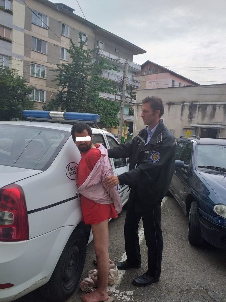 Poliția Locală a luat de pe străzile din Piatra-Neamț un bărbat agresiv cu probleme psihice