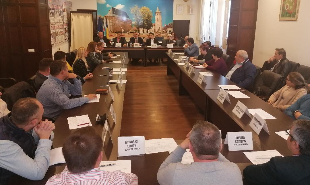 Consilierul Cătălin Misăilă îi caută la salarii și contracte pe directorii societăților Consiliului Local Piatra-Neamț