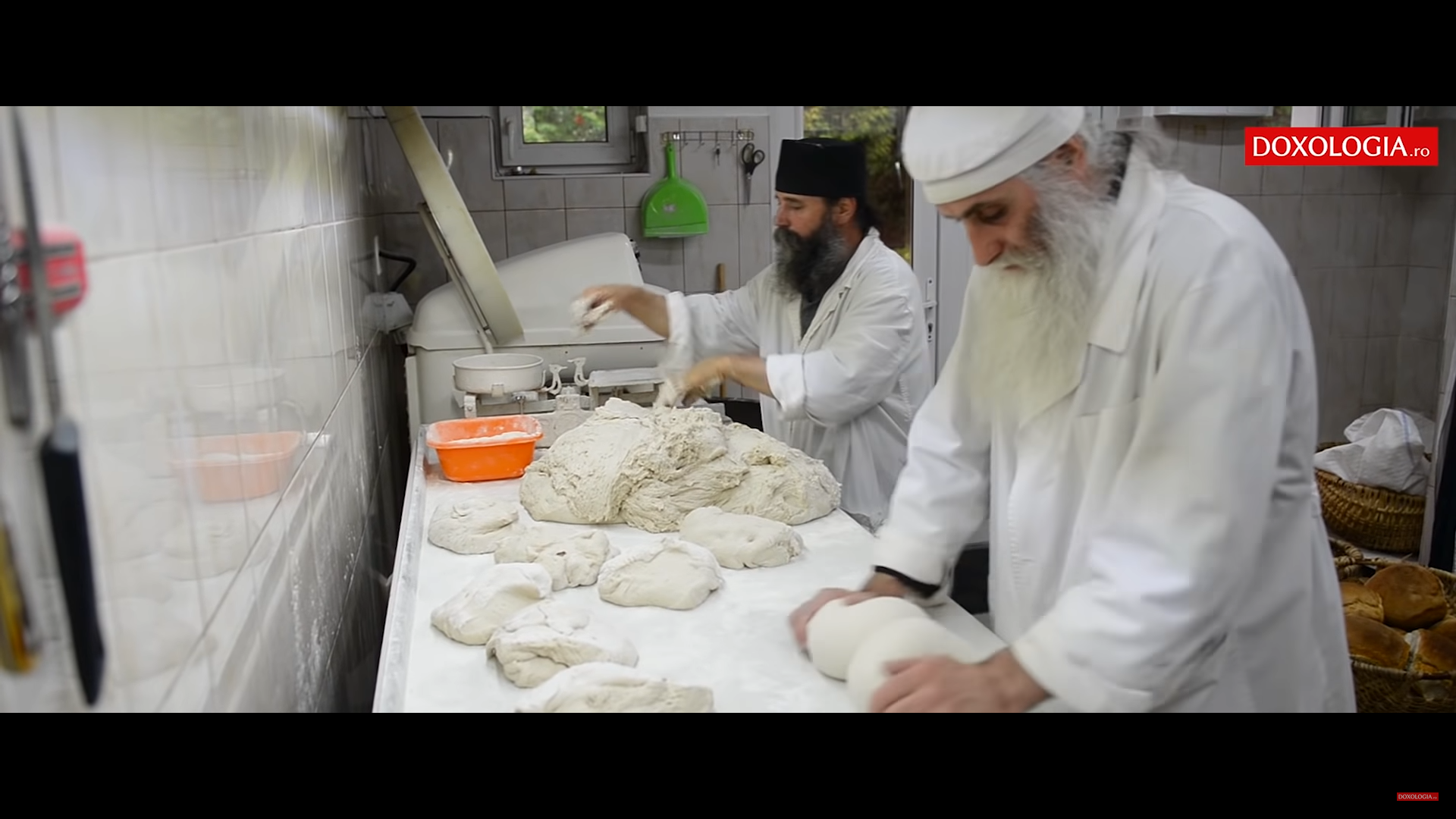 Cum se face pâinea la Mănăstirea Sihăstria, din județul Neamț (video)