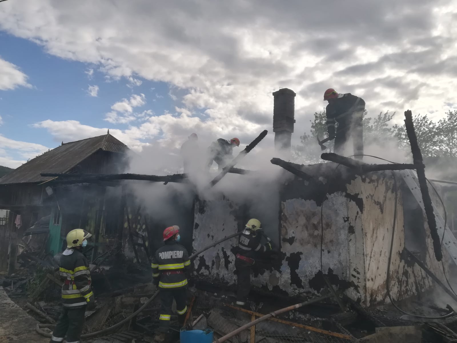 Casă incendiată intenționat la Crăcăoani