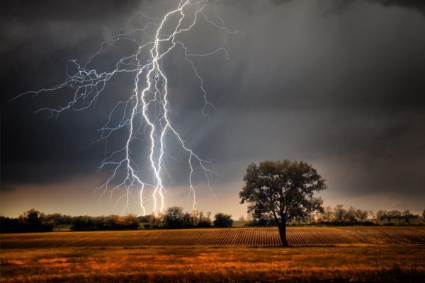 Vineri, 31 iulie – COD ROȘU de furtuni pentru 7 comune din Neamț