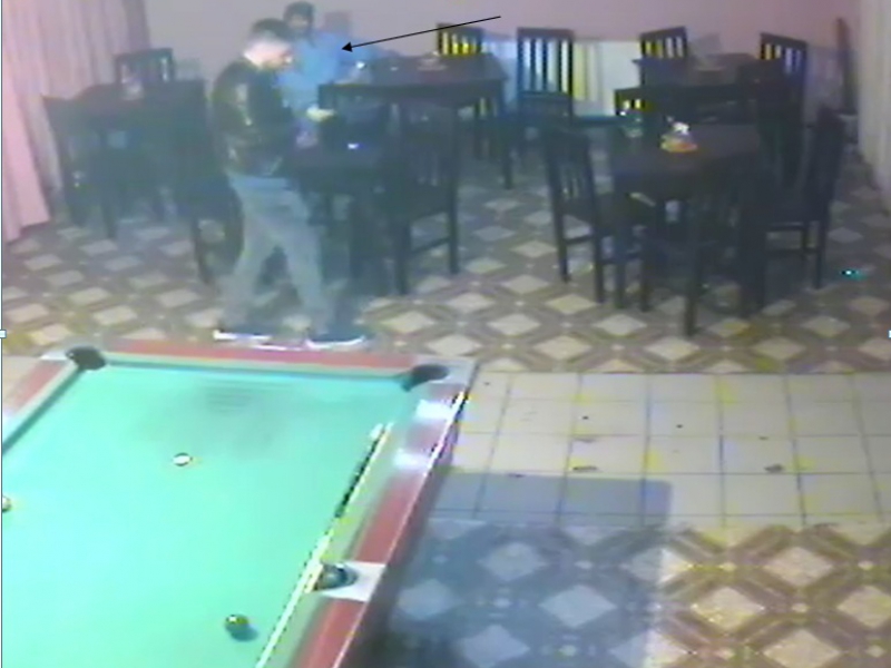 Hoț care a furat dintr-un bar, căutat de polițiștiI din Piatra-Neamț (foto)