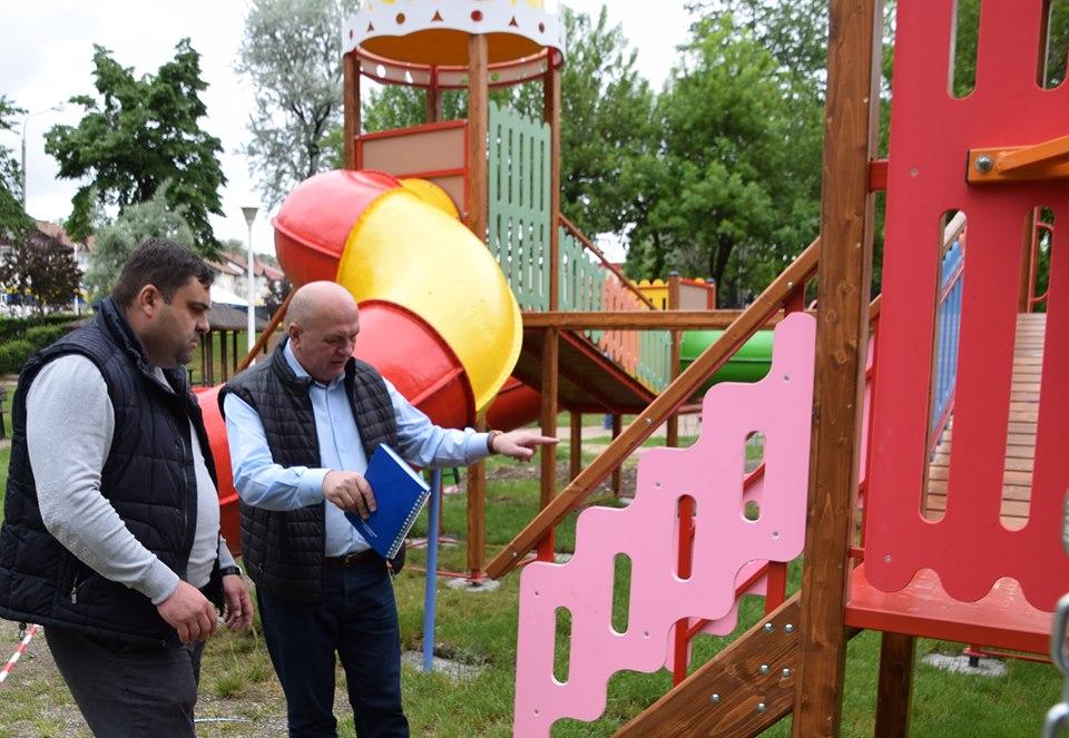 Primăria Piatra-Neamț anunță redeschiderea spațiilor de joacă din oraș