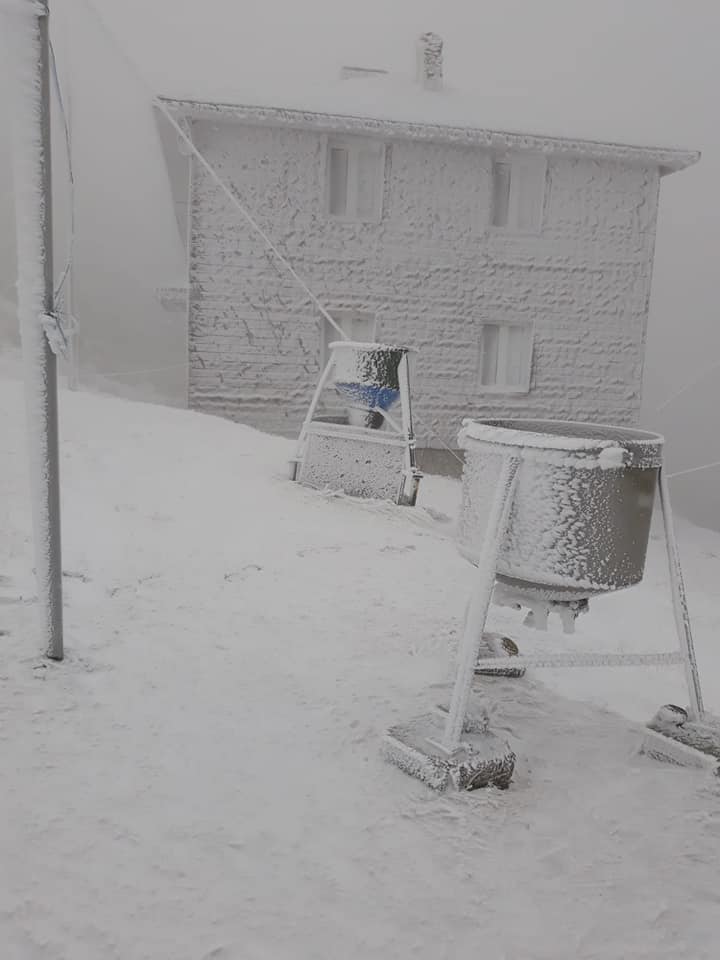 Pe Ceahlău ninge iar stratul de zăpadă are câțiva centimetri (foto/video)
