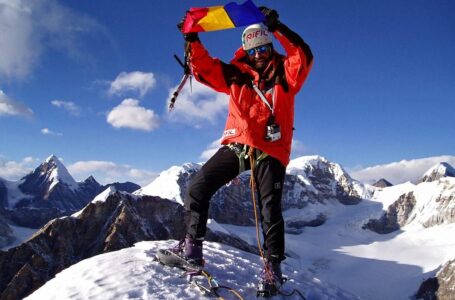 Mulţumim, Ticu Lăcătuşu! Într-o zi de 17 mai, Tricolorul a ajuns pentru prima dată pe cel mai înalt vârf al Terrei, Everest!