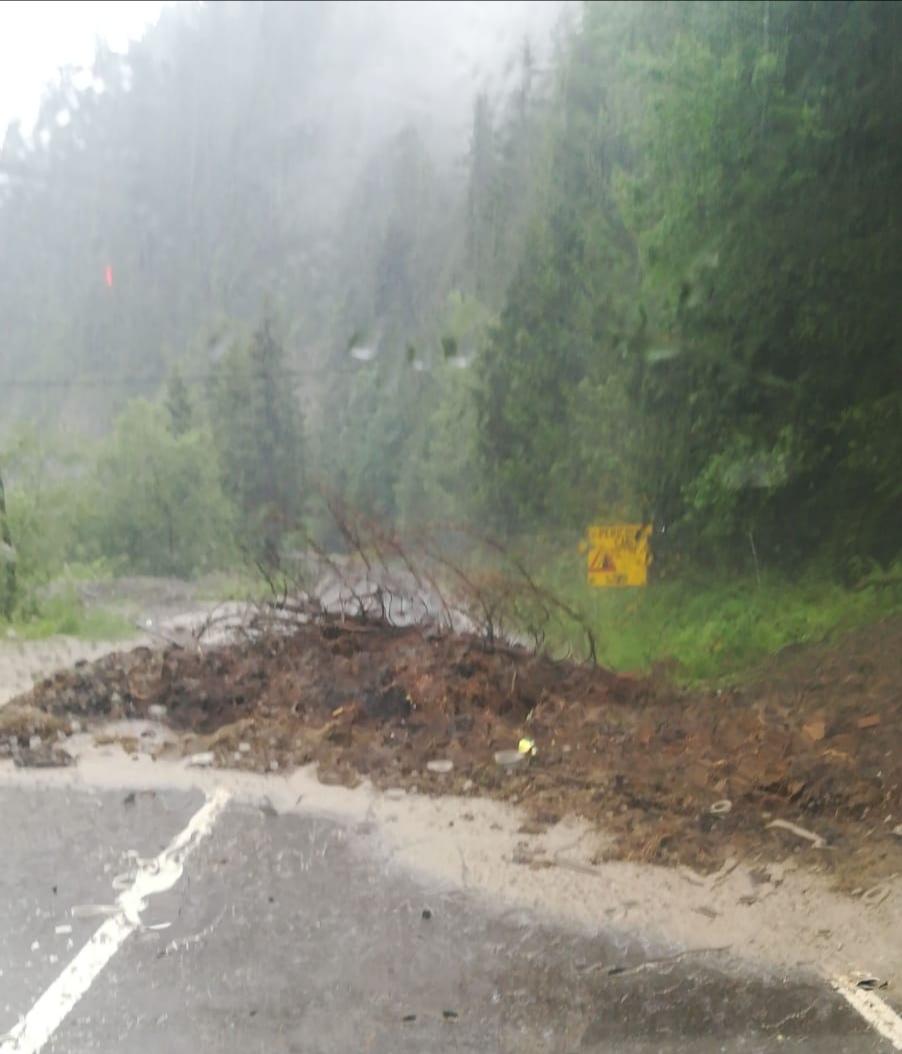 Primele probleme în Neamț din cauza furtunii! Drumul național DN 17B, blocat la Borca de aluviuni!