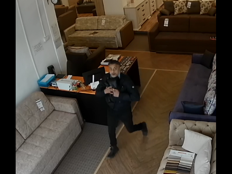 Un hoț din Piatra-Neamț s-a uitat fix în camera de monitorizare! (foto-galerie)