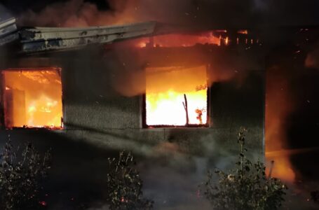 Gospodărie distrusă de un incendiu la Țibucani. Proprietarul a suferit arsuri.