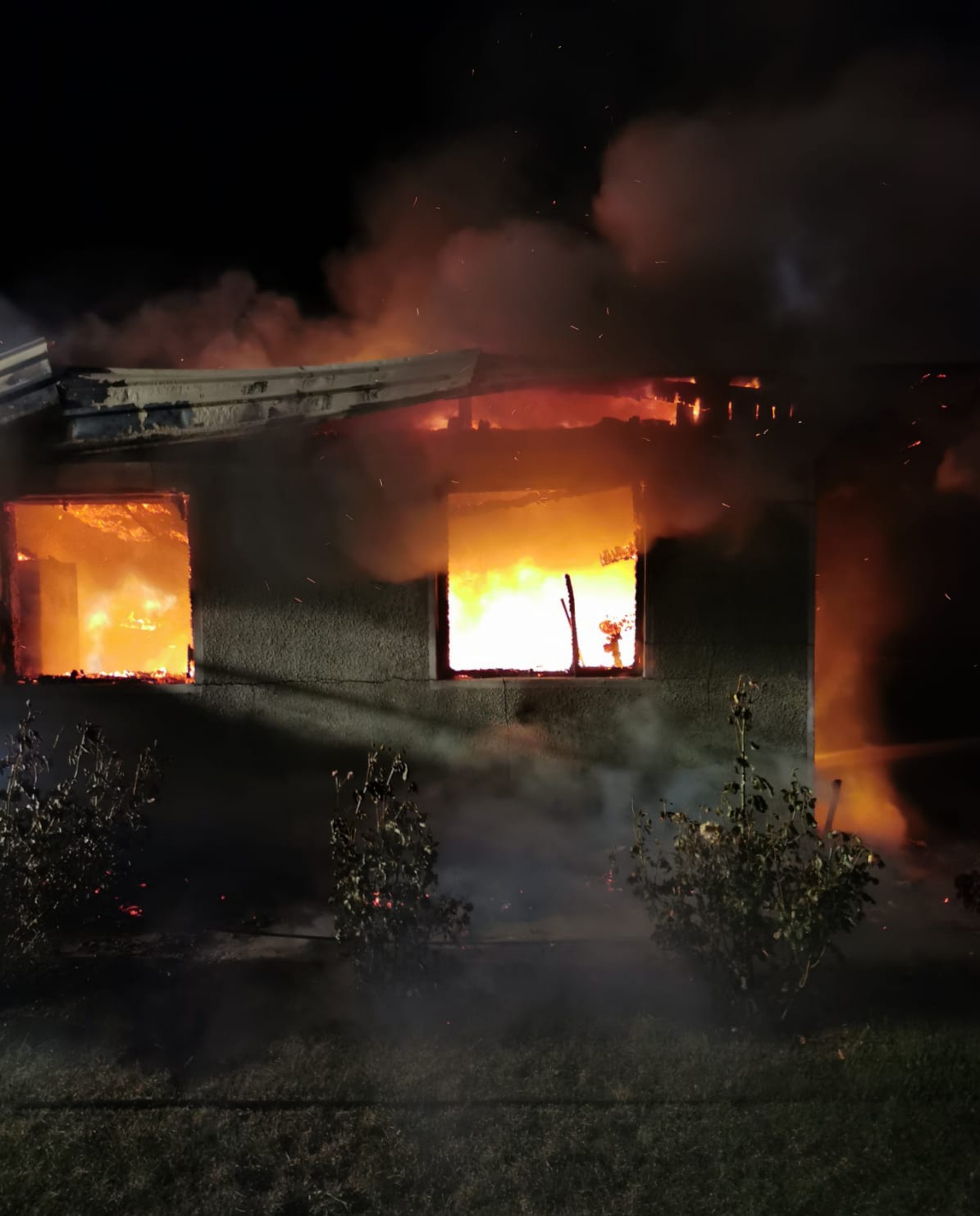 Gospodărie distrusă de un incendiu la Țibucani. Proprietarul a suferit arsuri.