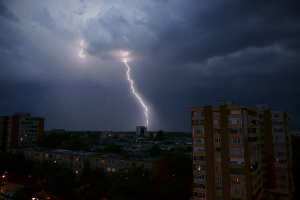 ALERTĂ! COD ROŞU de furtuni pentru mai multe localităţi din Neamţ