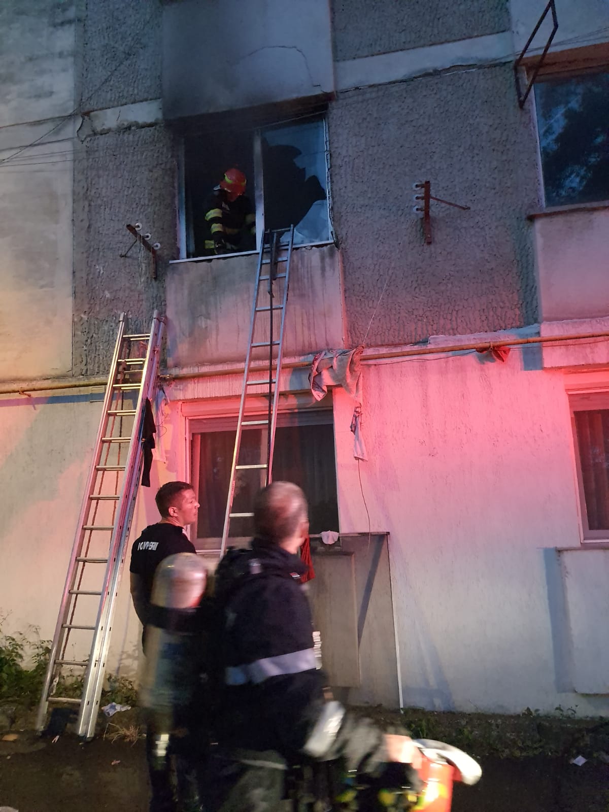 Incendiu într-o garsonieră din Piatra-Neamț. Locatarii din bloc s-au autoevacuat!