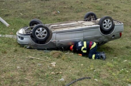 Doi răniți după ce o mașină s-a răsturnat la Târpești