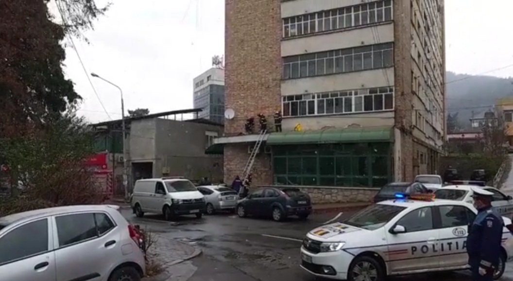 O bătrână a căzut de la etajul 5 al unui bloc din Piatra-Neamț