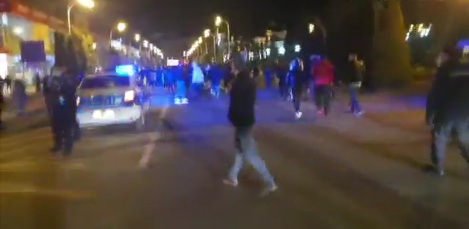 Protest la Piatra-Neamţ: “Să dăm foc la benzinărie!”. Ambulanţă blocată în trafic! Participanţii sunt căutaţi de Poliţie!