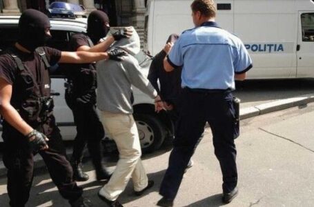 Trei nemţeni, reţinuţi de poliţişti după au furat banii dintr-un aparat de „păcănele” din Bacău