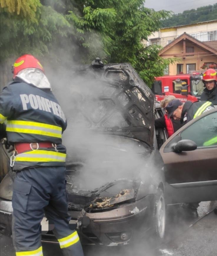 Un autoturism a fost distrus de un incendiu, într-o parcare din Piatra-Neamţ