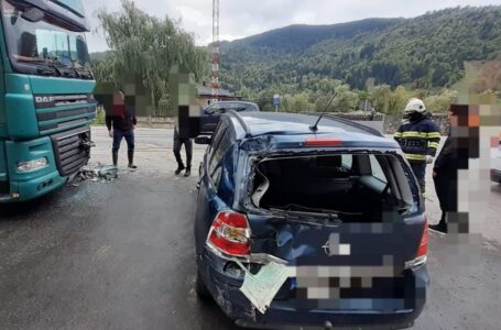 Un autoturism s-a înfipt într-un TIR parcat la Bistricioara