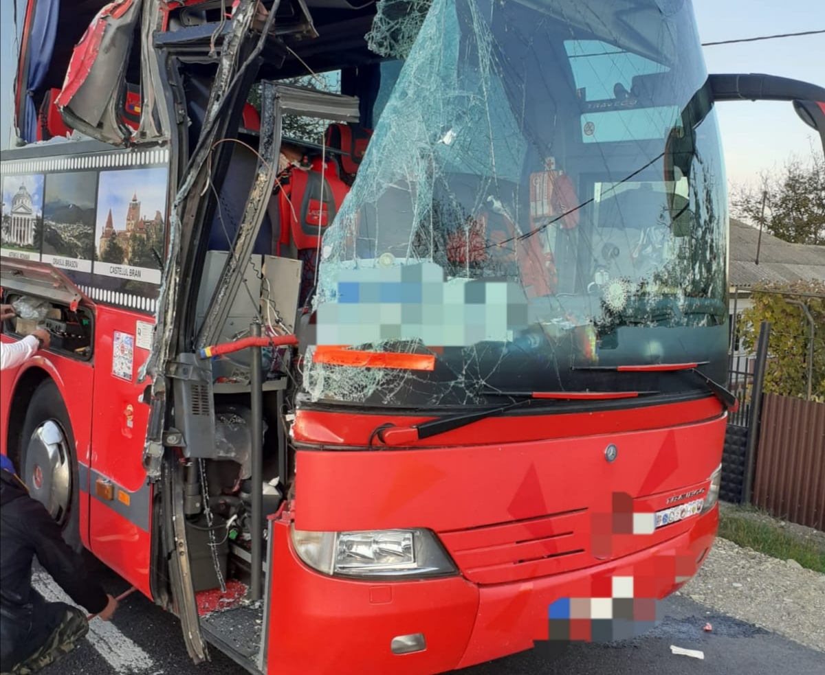 Accident la Secuieni între un autocar cu 26 persoane și un TIR