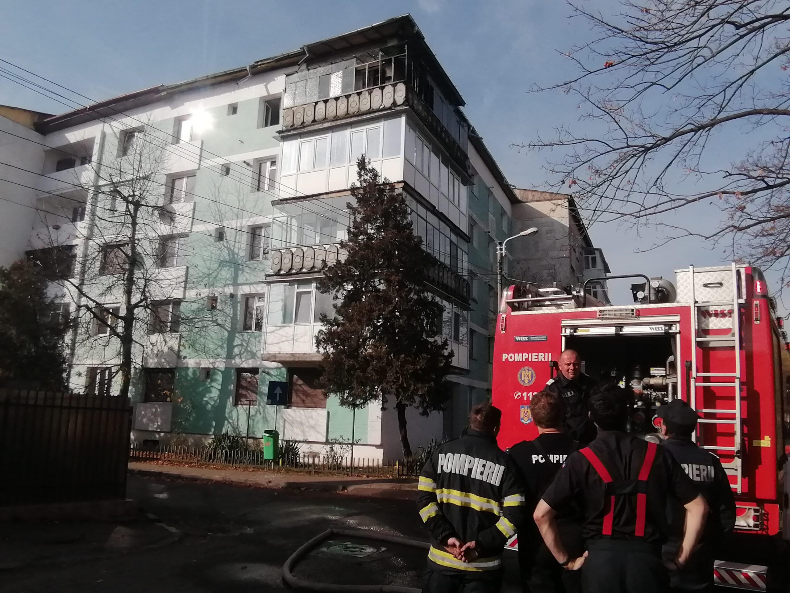 FOTO/VIDEO Incendiu într-un apartament din Piatra-Neamț