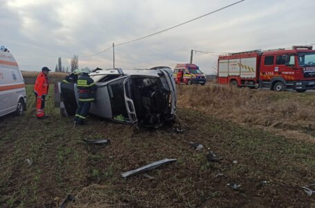 Accident cu două victime lângă Târgu Neamţ. O maşină s-a răsturnat pe câmp.