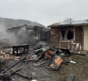 Un bătrân de 90 ani din Crăcăoani, în scaun cu rotile, a suferit arsuri după ce i-a luat foc gospodăria