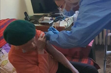 În vârstă de 100 ani, Maria Pantazi din Piatra-Neamţ şi-a făcut doza a treia de vaccin