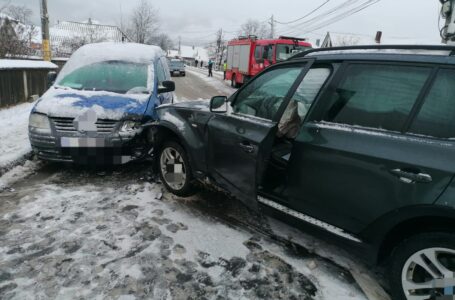 Carambol cu 3 mașini la Târgu Neamț. Doua persoane au fost rănite.