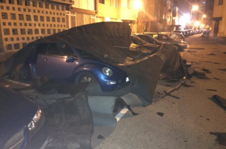 FOTO-GALERIE Maşini distruse de acoperişuri luate de vânt la Piatra-Neamţ
