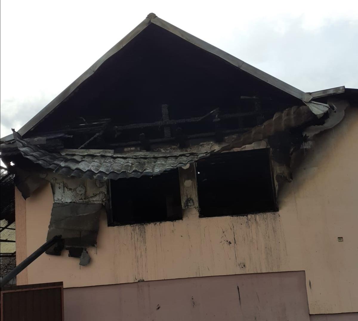 FOTO – O familie de bătrâni din Crăcăoani a rămas fără casă în urma unui incendiu