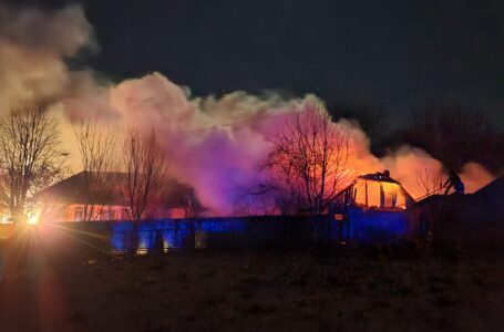 VIDEO/FOTO Gospodărie din Grumăzeşti, distrusă complet de un incendiu pornit de la o lumânare