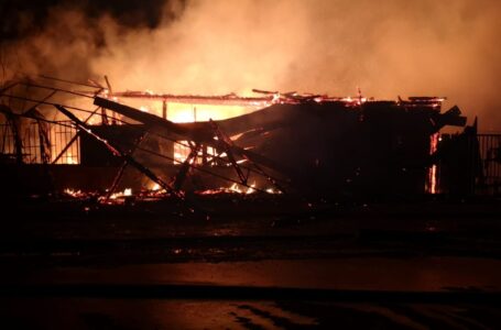 Pompierii ISU Neamţ au intervenit 4 ore pentru a stinge un incendiu la o casă şi un spaţiu comercial
