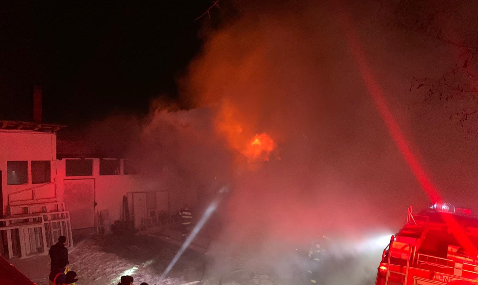 VIDEO/FOTO Incendiu devastator la un gater din Rediu