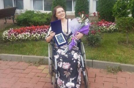 Poveste impresionantă: Singurul medic din Neamţ imobilizat în scaun cu rotile s-a întors să profeseze acasă.