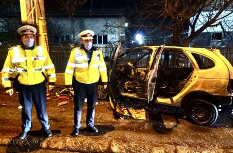 FOTO Maşină în flăcări la Piatra-Neamţ, în urma unui accident. Şoferul a fost scos de doi poliţişti.