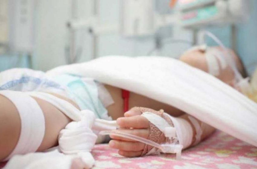 Copilul de 2 ani din Neamț, bătut mamă și concubin, a intrat în moarte cerebrală