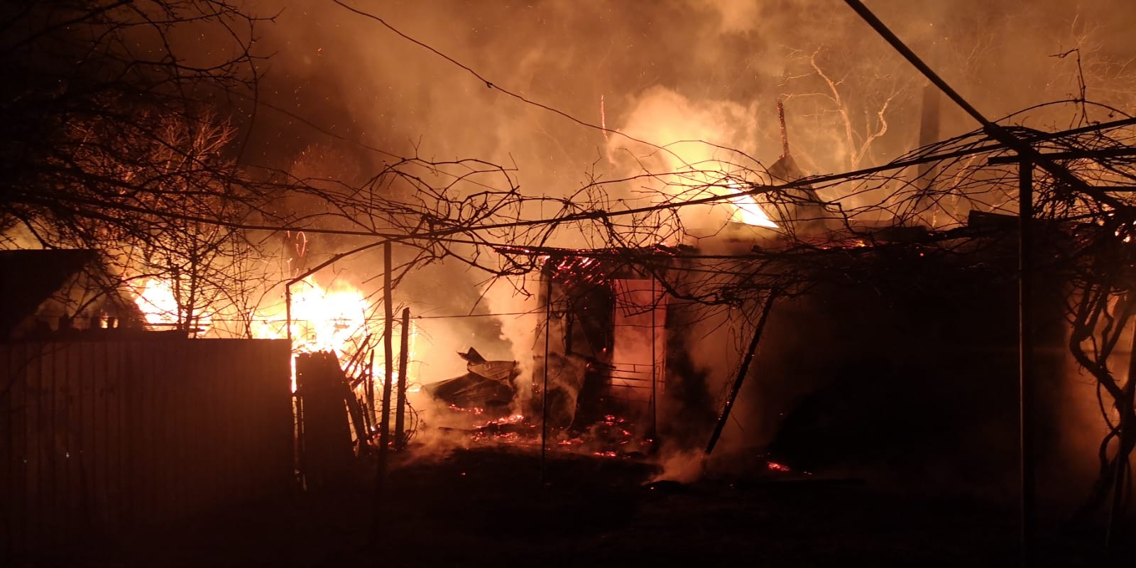 FOTO Gospodărie distrusă de incendiu la Crăcăoani, din cauza unei ţigări