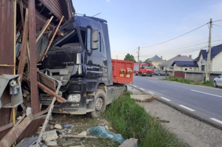 Un TIR a intrat într-o casă lângă Târgu-Neamț