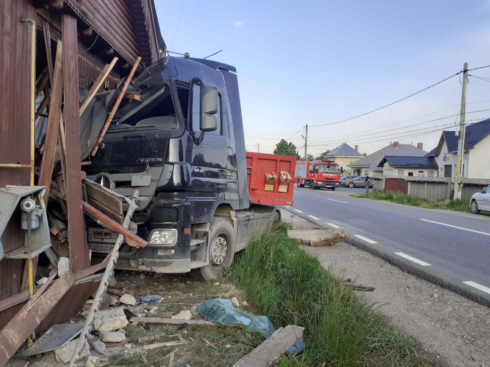 Un TIR a intrat într-o casă lângă Târgu-Neamț
